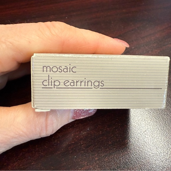 Avon mosaic  Goldtone, Blue and Black clip Earrings NIB vintage 1988 - Picture 5 of 6